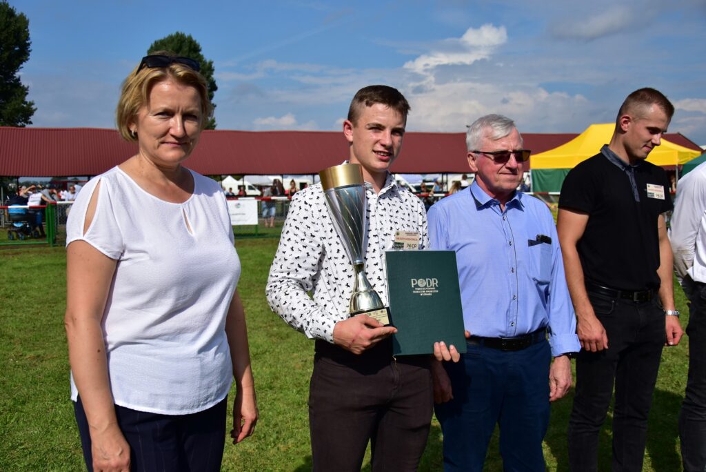 5- Dyrektor PODR Ewa Szymańska i nagrodzony młody hodowca koni