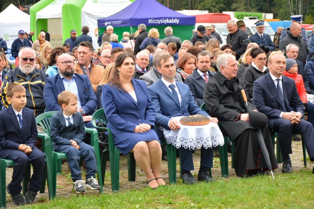 Na Zdjęciu od lewej starostowie dożynek Marta i Waldemar Banasiak z rodziną, Biskup Pelpliński Ryszard Kasyna oraz współgospodarz dożynek wójt Andrzej Pollak
