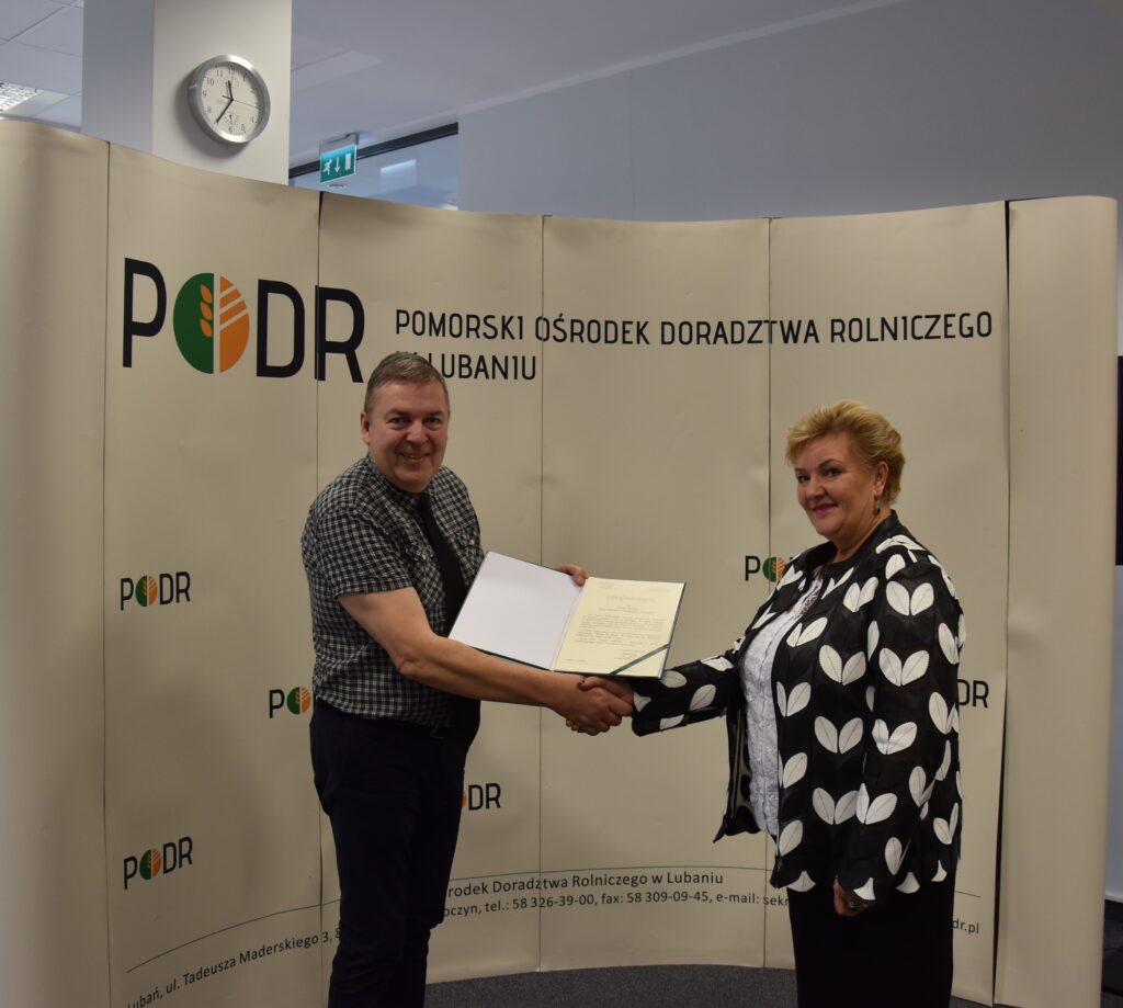 Dyrektor PODR w Lubaniu Andrzej Dolny wręcza list gratulacyjny i nagrodę PODR dla finalisty I miejsca - p. Hanny Rychert i jej męża Dariusza Rychert