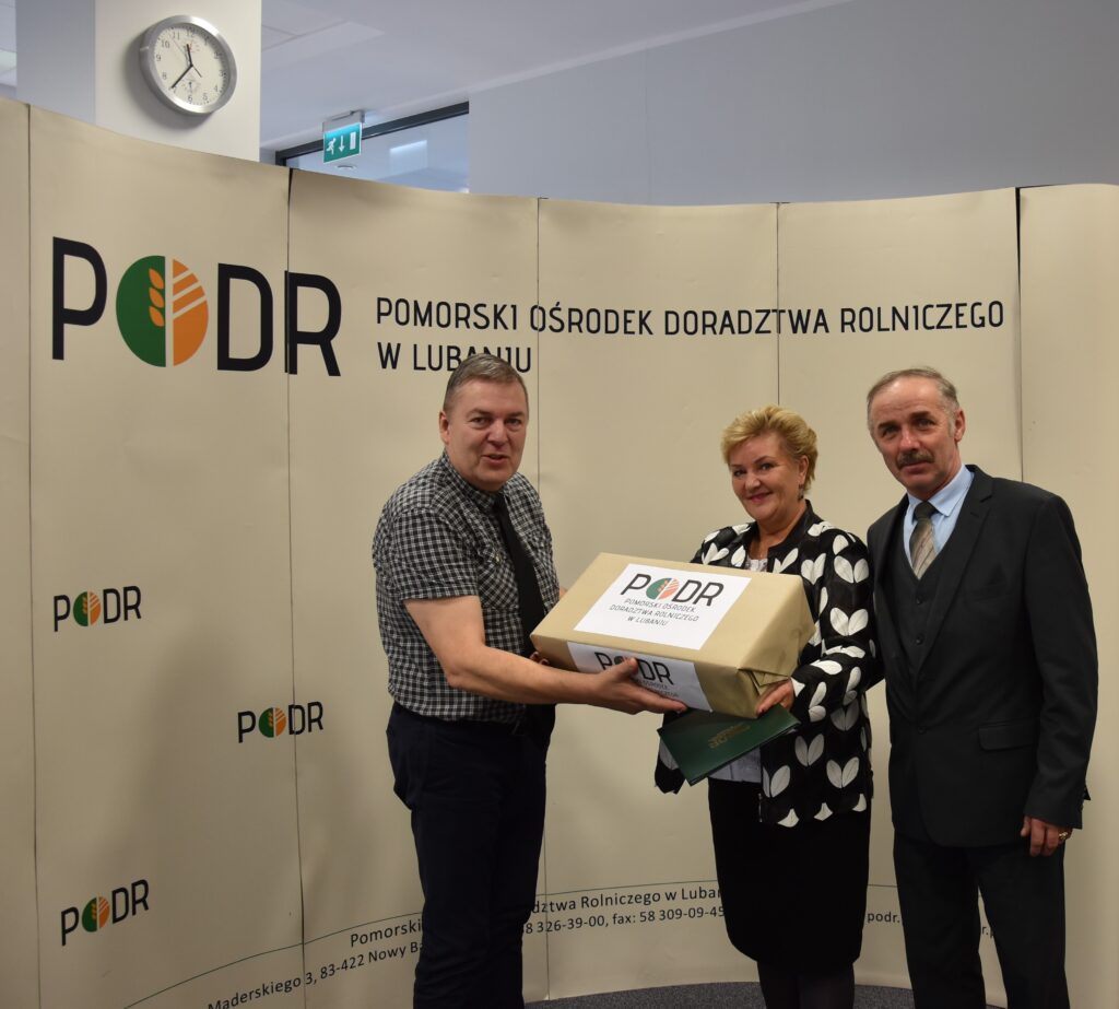 Dyrektor PODR w Lubaniu Andrzej Dolny wręcza list gratulacyjny i nagrodę PODR dla finalisty I miejsca - p. Hanny Rychert i jej męża Dariusza Rychert