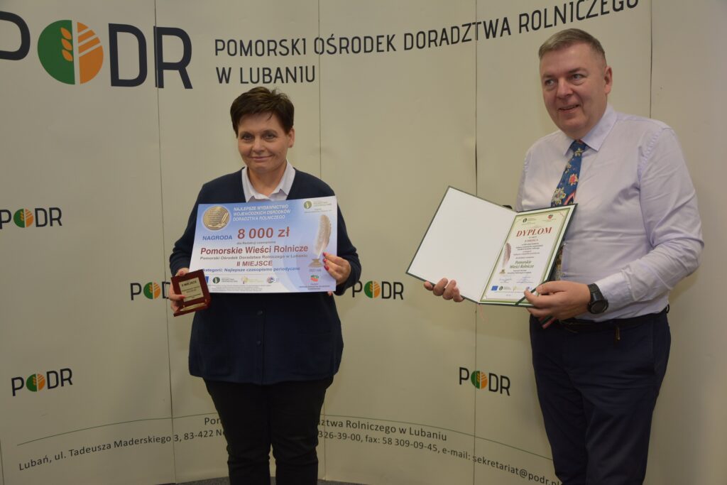 Redaktor Naczelna „Pomorskich Wieści Rolniczych” Pani Bożena Korzańska odbiera nagrodę z rąk Dyrektora PODR w Lubaniu Pana Andrzeja Dolnego