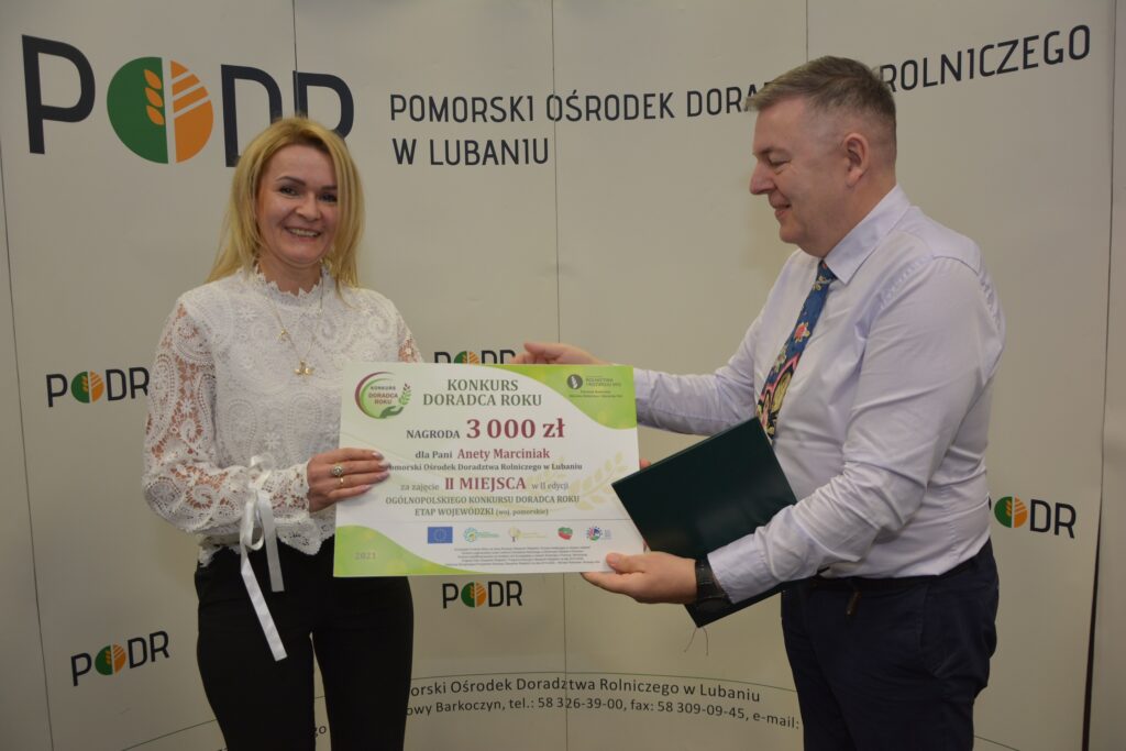 Andrzej Dolny - dyrektor PODR w Lubaniu wręcza Anecie Marciniak nagrodę za zajęcie II miejsca w etapie wojewódzkim konkursu Doradca Roku