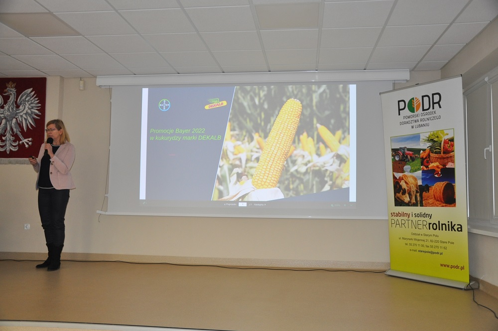 Pani Katarzyna Gallewicz z firmy Bayer przedstawia promocje nasion kukurydzy firmy Dekalb
