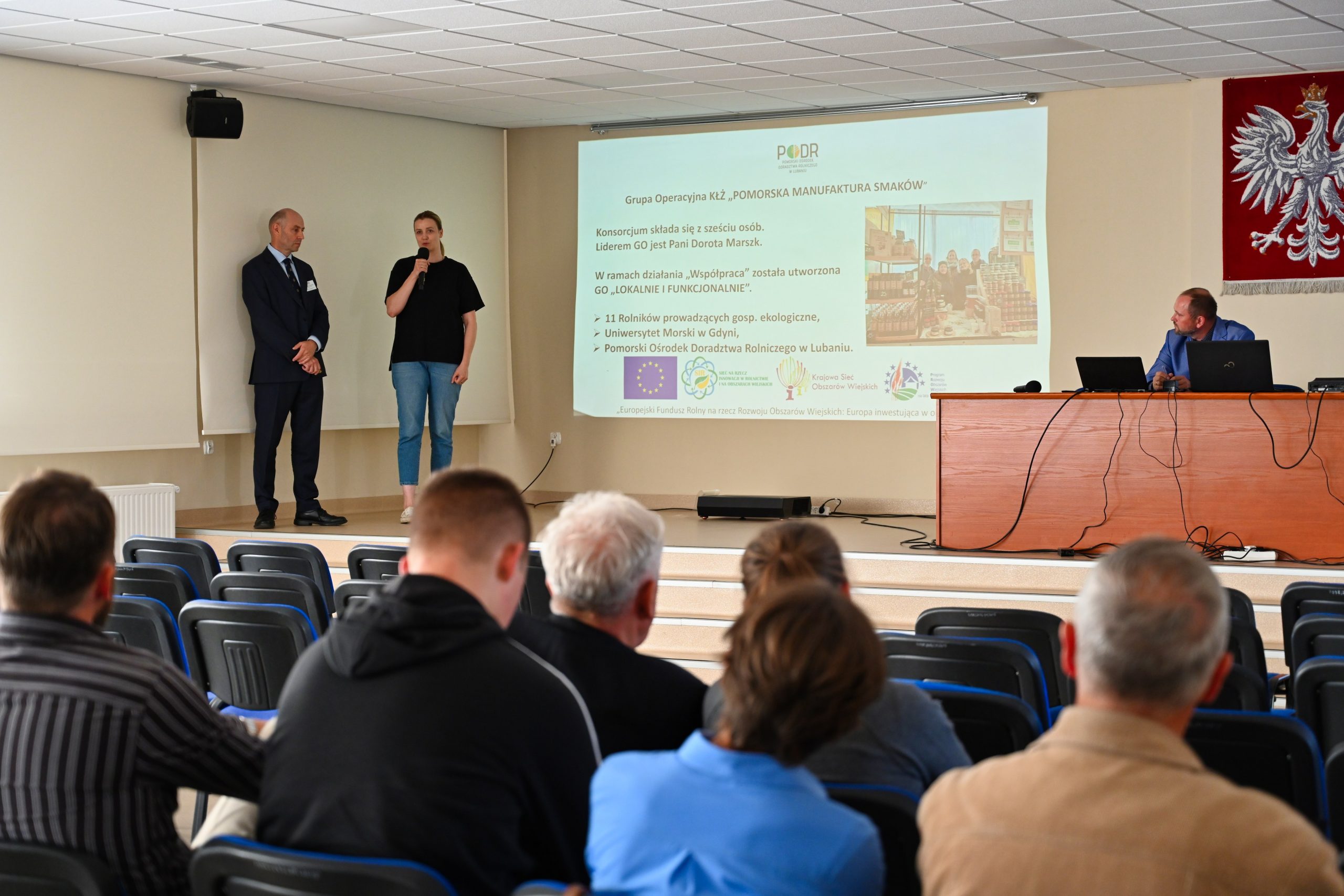 Dorota Marszk, lider Grupy Operacyjnej i Aleksander Karaś, broker innowacji PODR w Lubaniu przedstawiają prezentację pt. „Sieć na rzecz innowacji w rolnictwie i na obszarach wiejskich. Działanie Współpraca w ramach PROW 2014 – 2020”