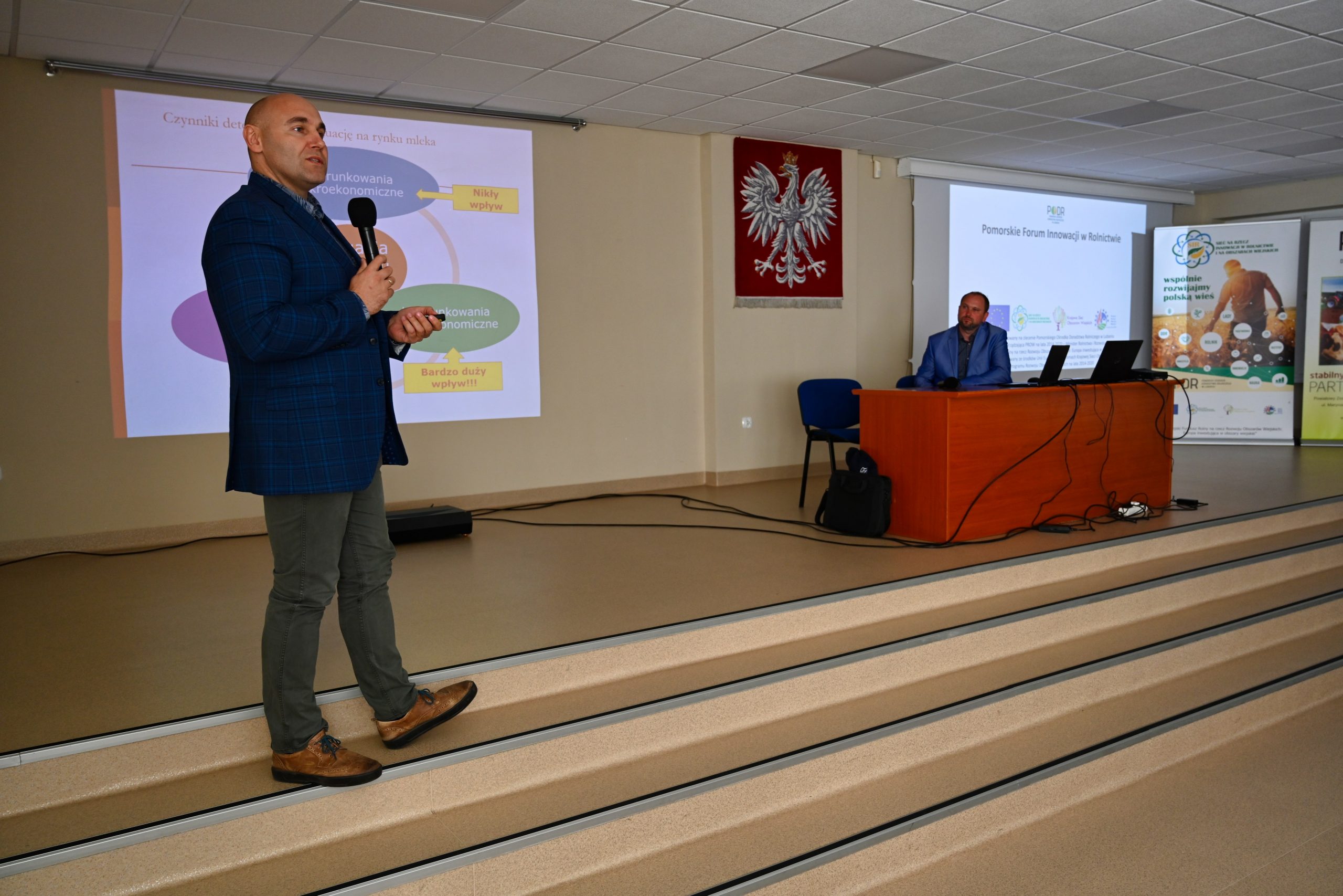 Dr hab. Marcin Gołębiewski, prof. SGGW, przedstawia prezentację pt. „Zarządzanie rozrodem w stadzie bydła mlecznego z wykorzystaniem technik rolnictwa 4.0”