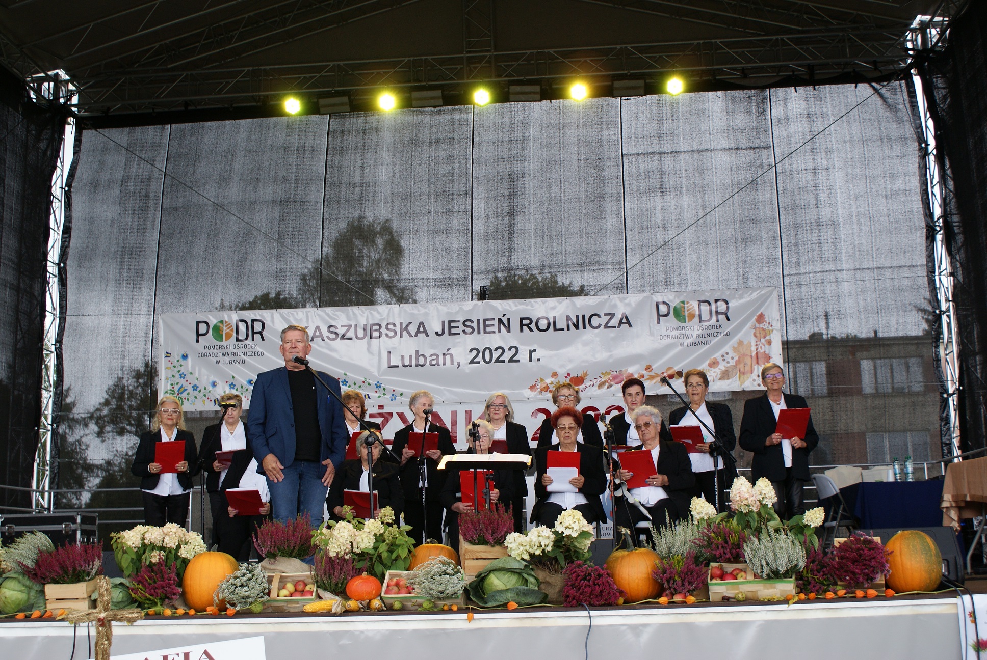 Zespół FISOLKI  wraz z dyrygentem p. Mariuszem Dworkowskim