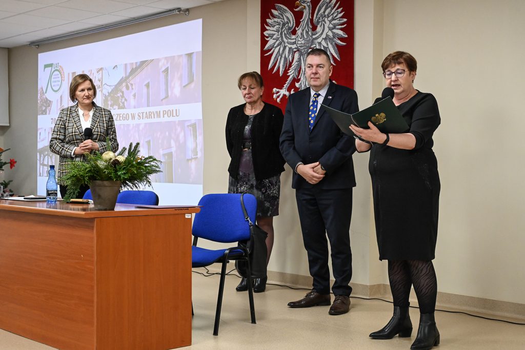 Gratulacje od Henryka Kowalczyka, Wiceprezesa Rady Ministrów, Ministra Rolnictwa i Rozwoju Wsi odczytuje Barbara Odrobińska