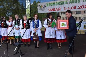 Koło Gospodyń Wiejskich w Nowej Karczmie podczas wręczania nagrody przez Wiceprezesa Zarządu PIR p. Ryszarda Kleinszmidta