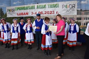 Zespół Kociewska Familija podczas wręczania nagród od fundatorów Z-cę Dyrektora PODR w Lubaniu p. Ewę Szymańską