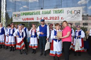 Zespół Kociewska Familija podczas wręczania nagród od fundatorów przez Z-cę Dyrektora PODR w Lubaniu p. Ewę Szymańską