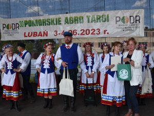 Zespół Kociewska Familija podczas wręczania nagród od fundatorów przez Z-cę Dyrektora PODR w Lubaniu p. Katarzynę Jasińską