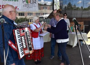 Zespół Wokalny KĘPICZANKI podczas wręczania nagród przez Z-cę Dyrektora PODR w Lubaniu p. Katarzynę Jasińską
