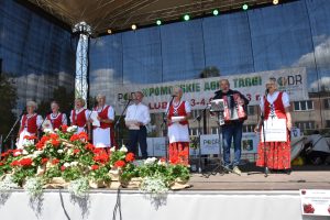 Zespół Wokalny KĘPICZANKI podczas wręczania nagród przez Z-cę Dyrektora PODR w Lubaniu p. Katarzynę Jasińską