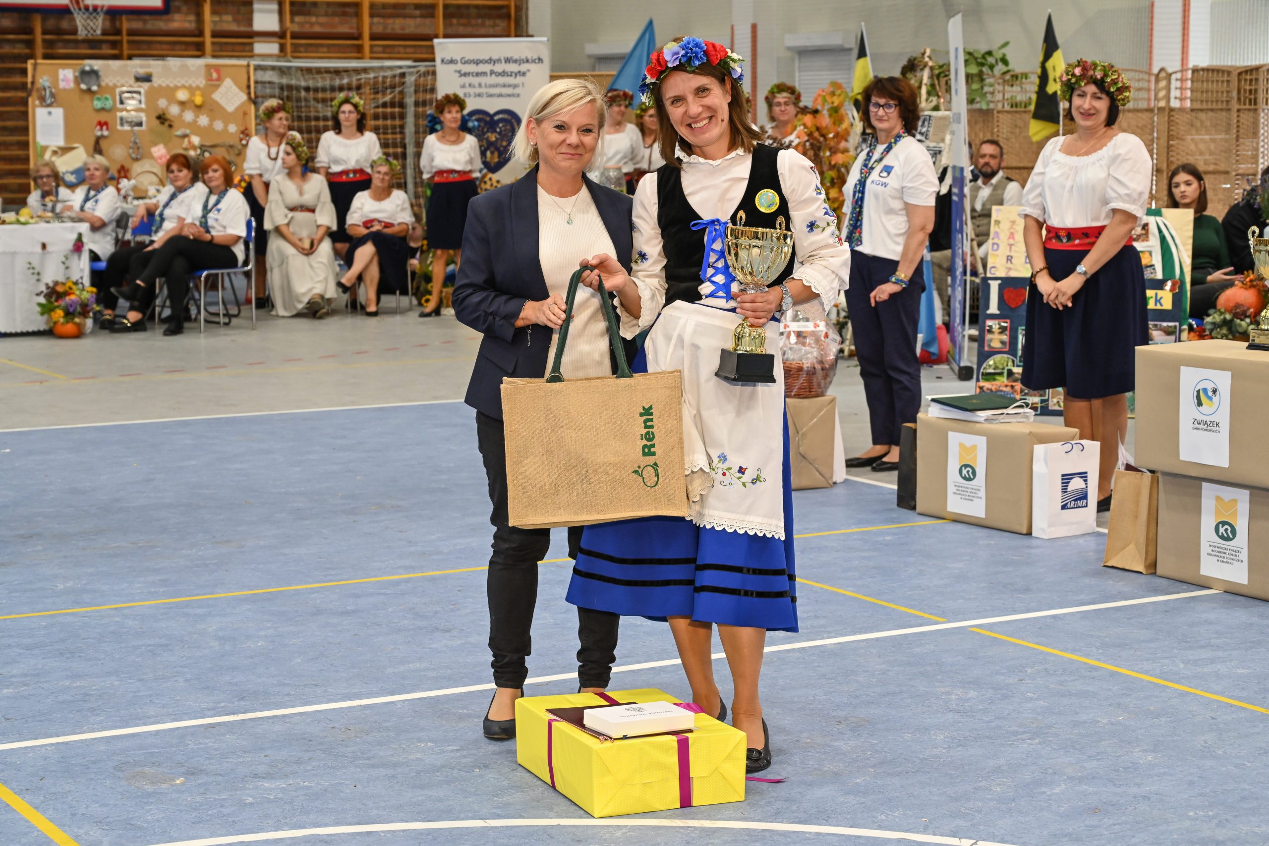 Nagroda RENK dla KR-KGW w Gnieżdżewie wręczała Pani Hanna Czapiewska, przedstawiciel Pomorskiego Hurtowego Centrum Rolno-Spożywczego S.A.
