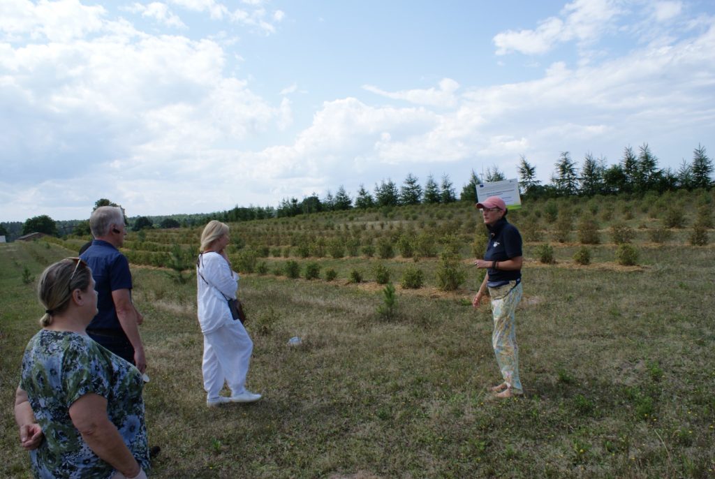 obiekt demonstracyjny, po prawej pani Małgorzata (właścicielka) prezentuje plantację jago a po lewej uczestnicy szkolenia