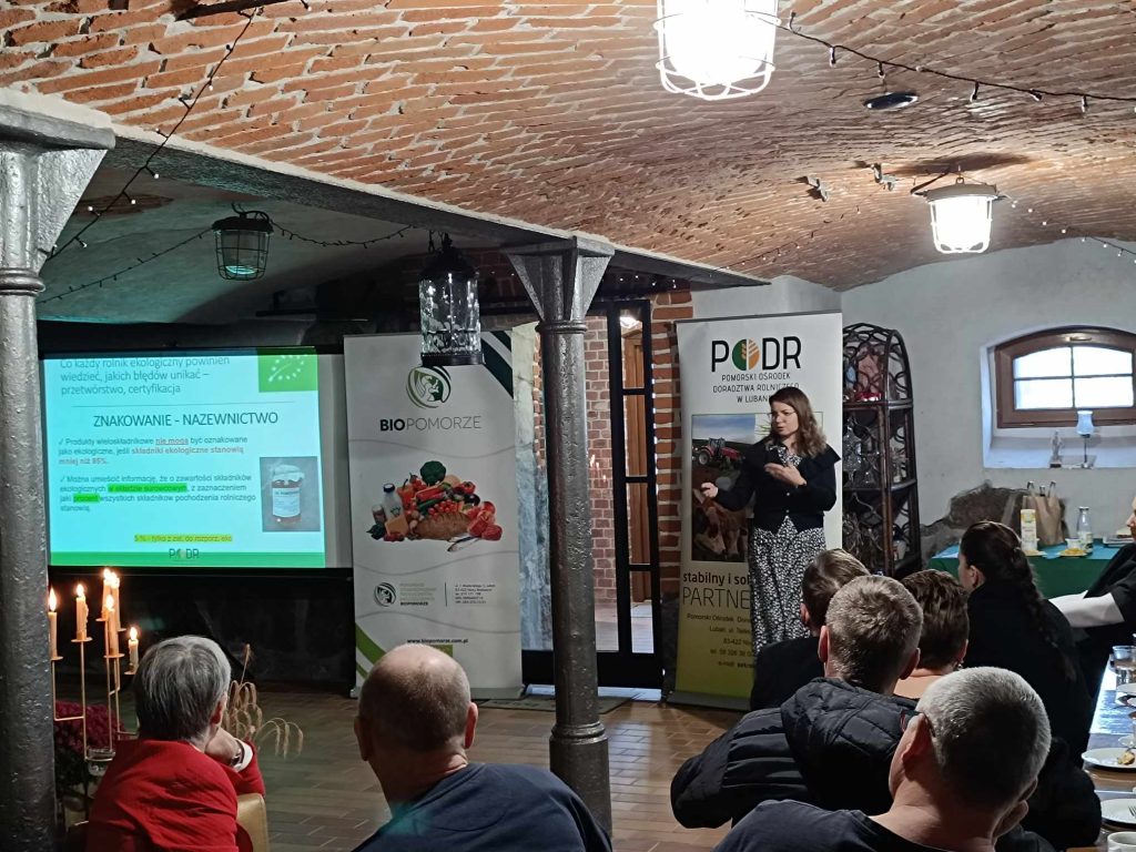 sala szkoleniowa, w tle slajd nt, znakowania produktów ekologicznych - prezentuje Agnieszka Jereczek PODR w Lubaniu