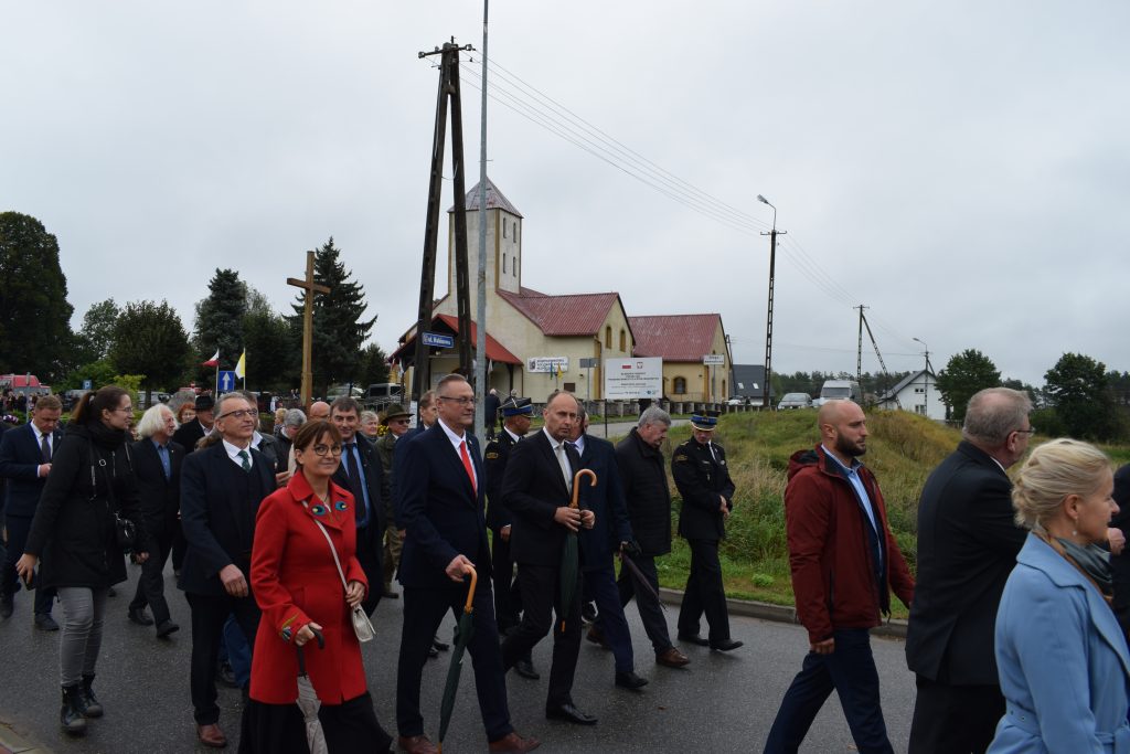 Na zdjęciu widać korowód dożynkowy, w którym uczestniczą Aleksander Mach, dyrektor Pomorskiego Ośrodka Doradztwa Rolniczego w Lubaniu, Jerzy Bławat, zastępca dyrektora Pomorskiego Ośrodka Doradztwa Rolniczego w Lubaniu, oraz Beata Jankowska, radna sejmiku województwa pomorskiego.