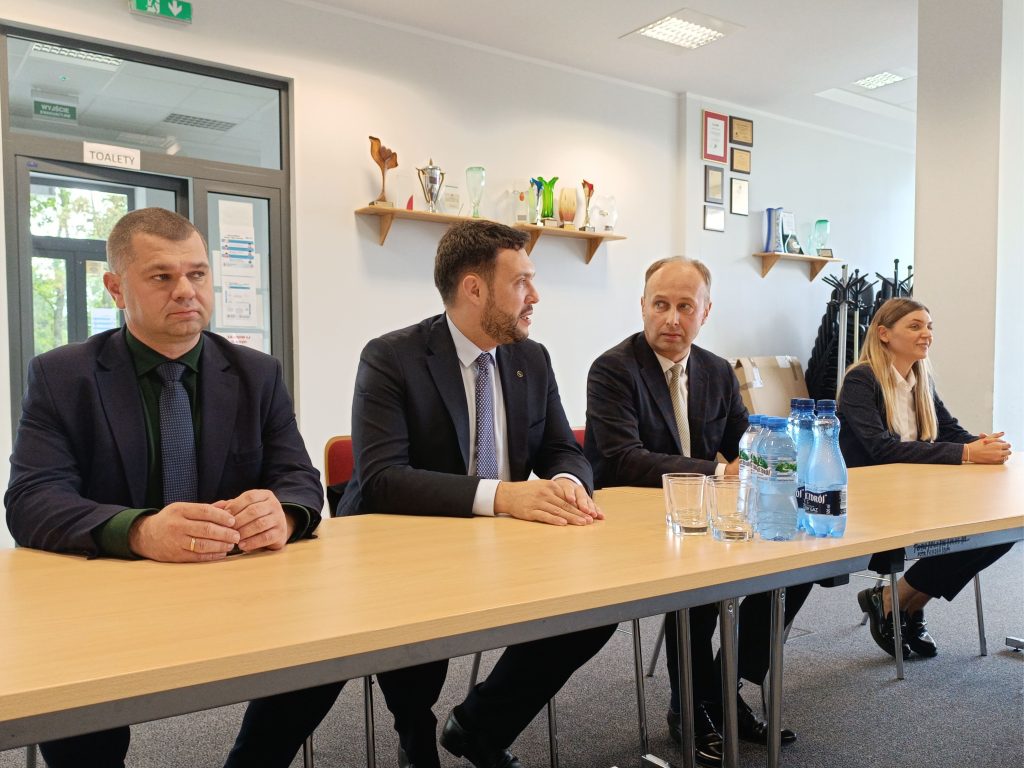 Od lewej Adam Gawrylik, Adam Nowak, Aleksander Mach, Karolina Wróbel. Wszystkie osoby siedzą przy stole na sali konferencyjnej PODR w Lubaniu