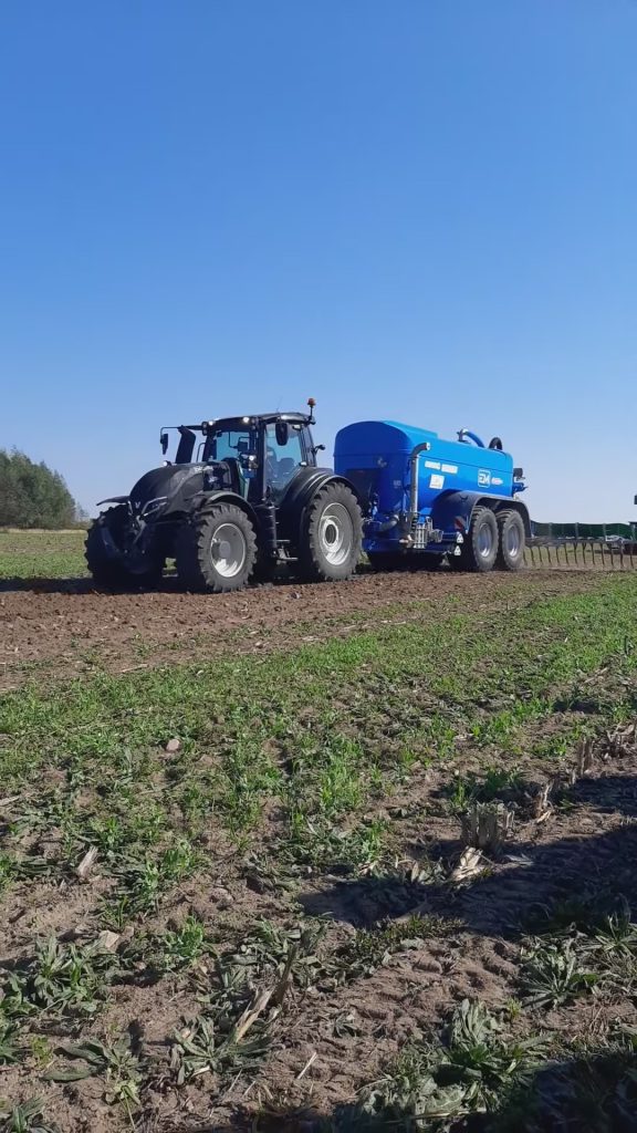 Wóz asenizacyjny w trakcie pokazu polowego – Targi AGRO SHOW Bednary