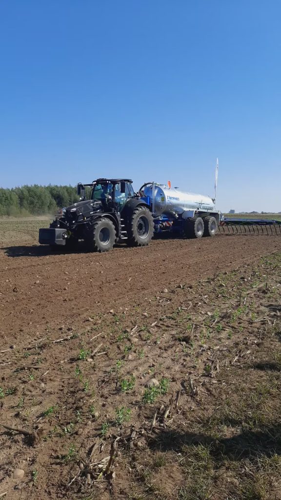 Wóz asenizacyjny w trakcie pokazu polowego – Targi AGRO SHOW Bednary