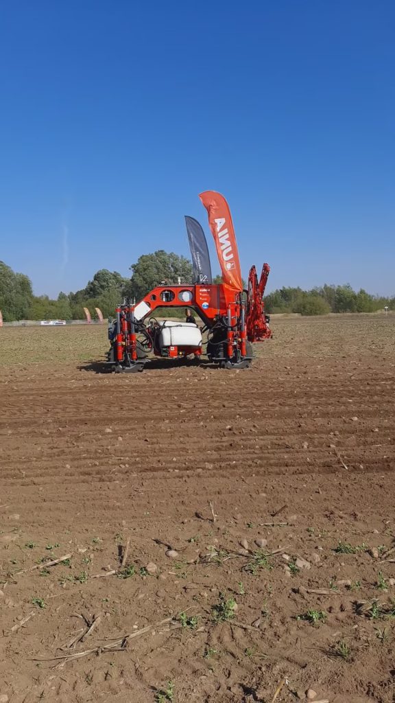 Robot polowy, służący do spulchniania, nawożenia i wysiewu. Targi AGRO SHOW w Bednarach