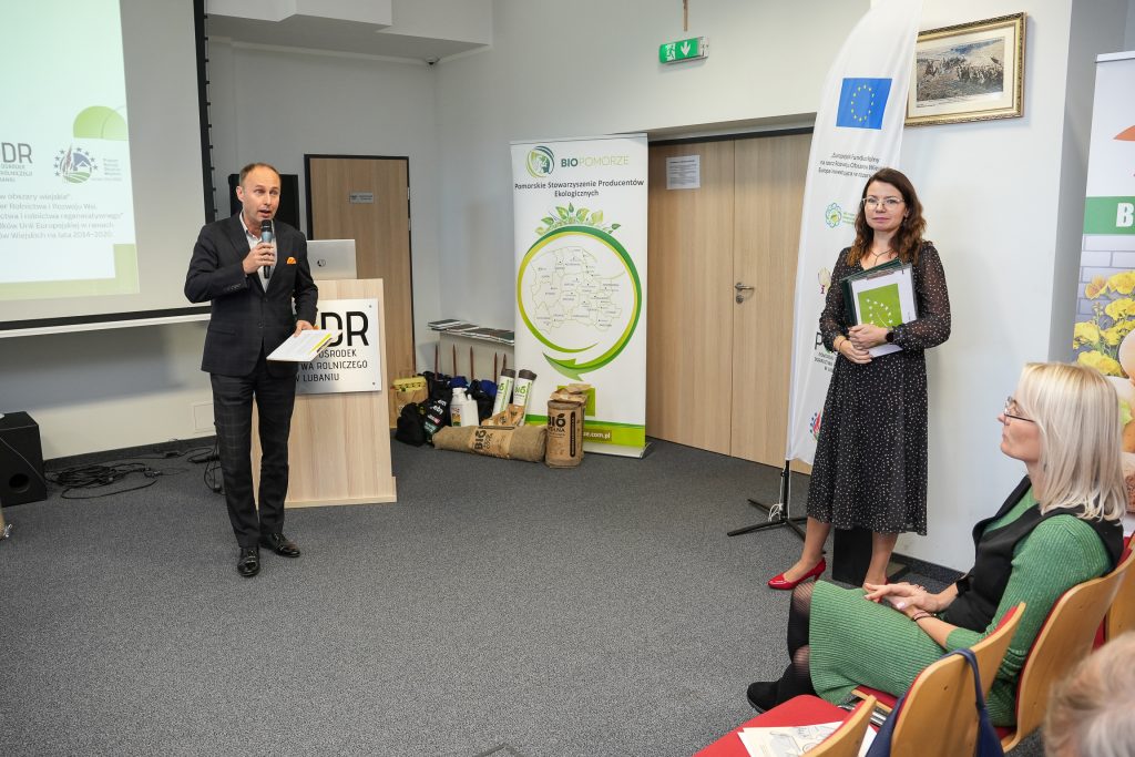 Dyrektor PODR w Lubaniu Aleksander Mach po lewej wita uczestników konferencji