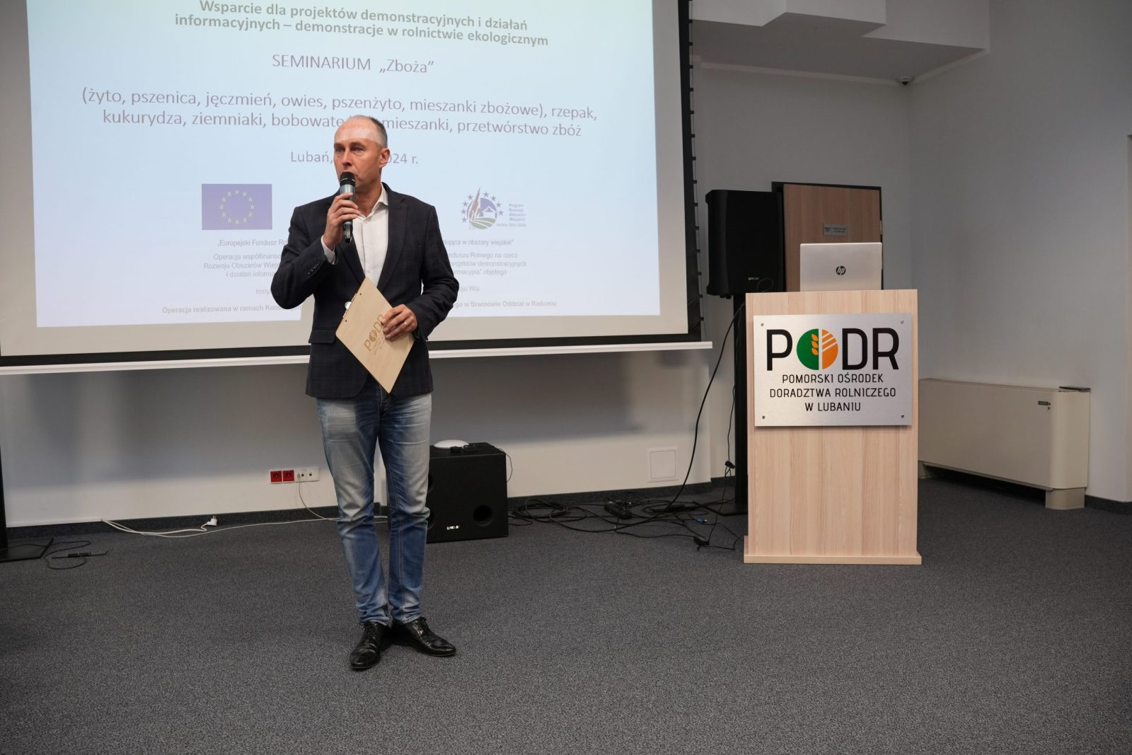 Dyrektor PODR w Lubaniu Aleksander Mach rozpoczyna seminarium przywitaniem gości