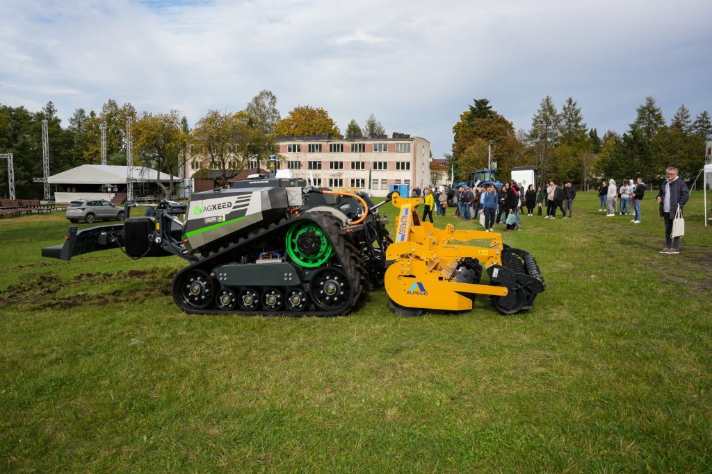 Autonomiczny ciągnik podczas pokazu