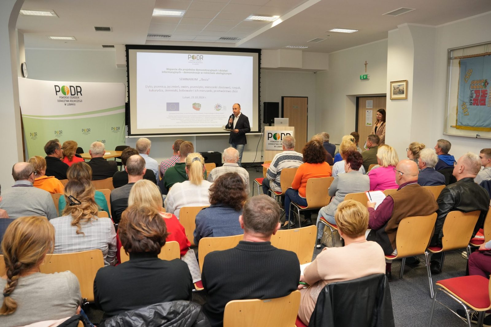 uczestnicy seminarium , w tle Dyrektor PODR w Lubaniu Aleksander Mach otwiera szkolenie