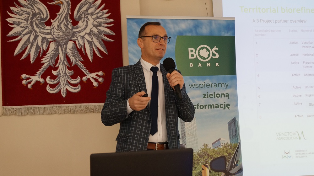 Prof. Mariusz Stolarski podczas wykładu na konferencji OZE w Starym Polu