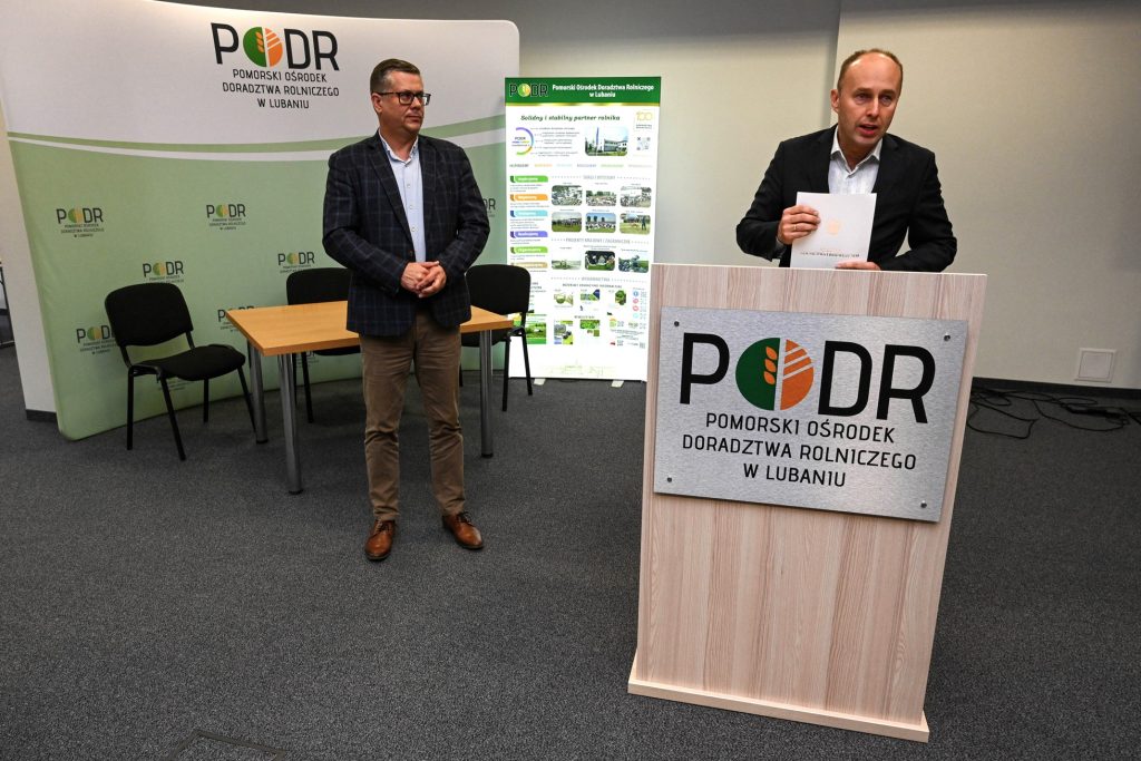 Dyrektor PODR w Lubaniu wręcza powołanie