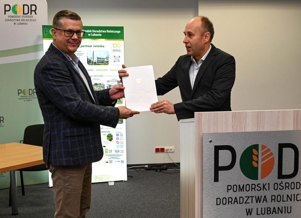 Dyrektor PODR w Lubaniu wręcza powołanie nowemu zastępcy dyrektora