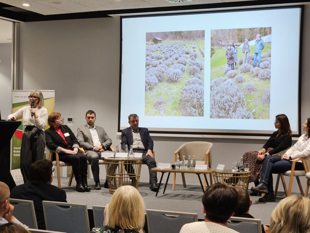 Panel tematyczny dr hab. inż. Katarzyna Bączek przedstawia demonstacje z ziół w woj. pomorskim