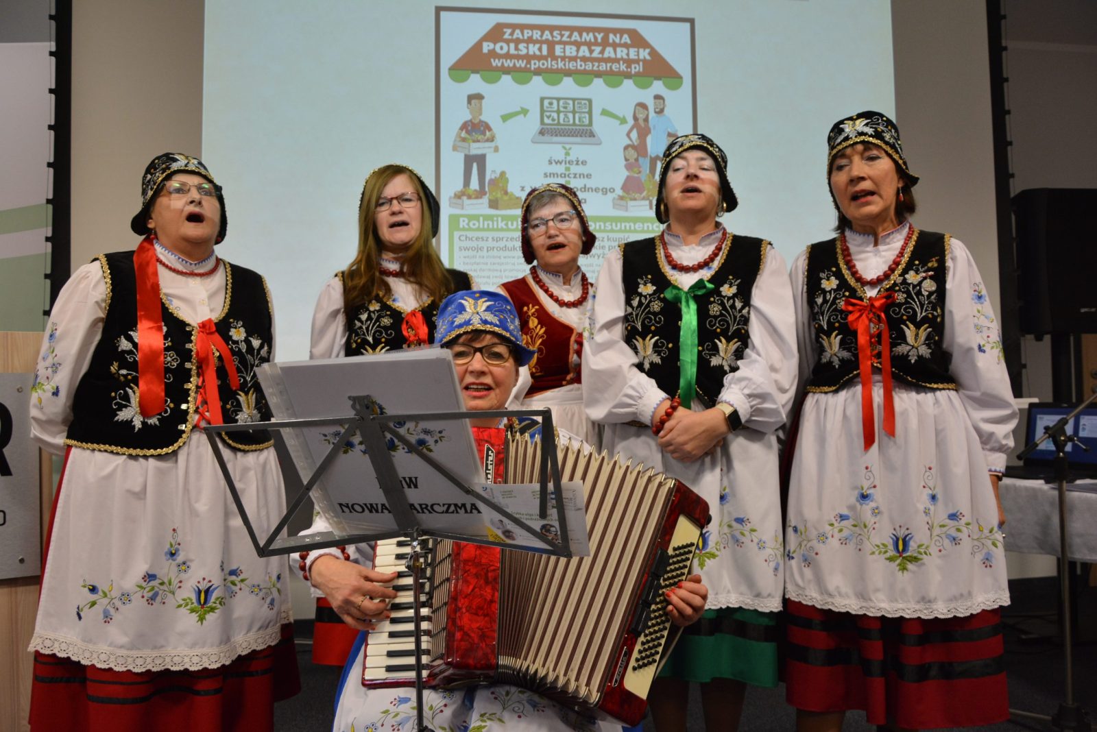 Śpiewanie kolęd w wykonaniu Kółka Rolniczego - Koła Gospodyń Wiejskich w Nowej Karczmie