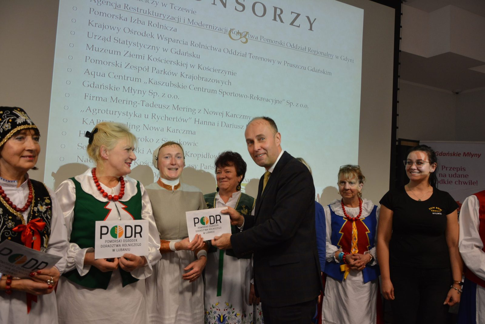 Wręczenie nagród przez p. Aleksandra Mach podczas Pomorskiego Stołu Bożonarodzeniowego