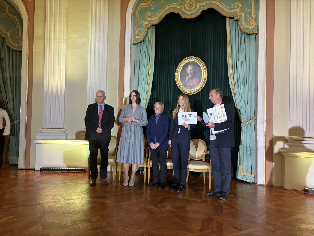 Wspólne zdjęcie laureatów oraz Karoliny Wróbel, zastępcy dyrektora PODW w Lubaniu, minister Barbarą Fedyszak - Radziejowską oraz Mirosława Drygas, dyrektora CDR