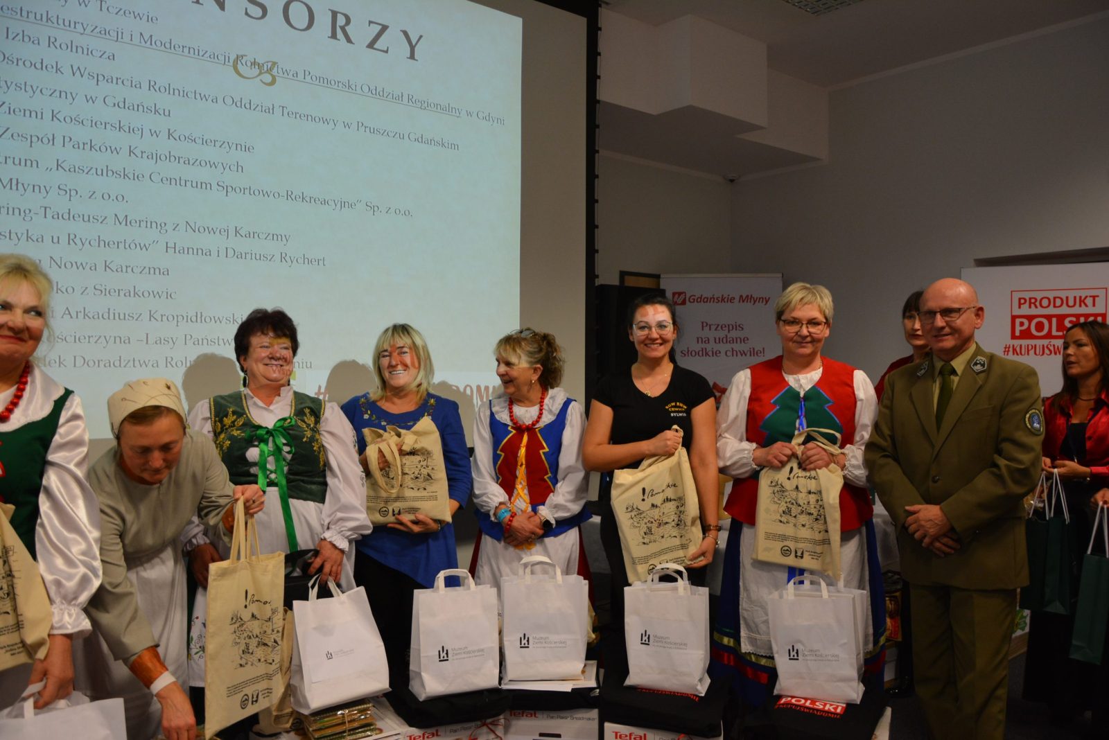 p. Andrzej Penk Kierownik Wdzydzkiego Parku Krajobrazowego wraz KGW uczestniczącymi w Pomorskim Stole Bożonarodzeniowym