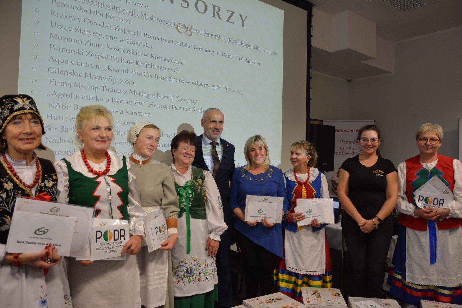 p. Andrzeja Styn - Dyrektora Pomorskiego Oddziału Regionalnego ARiMR w Gdyni wraz z KGW uczestniczącymi w Pomorskim Stole Bożonarodzeniowym