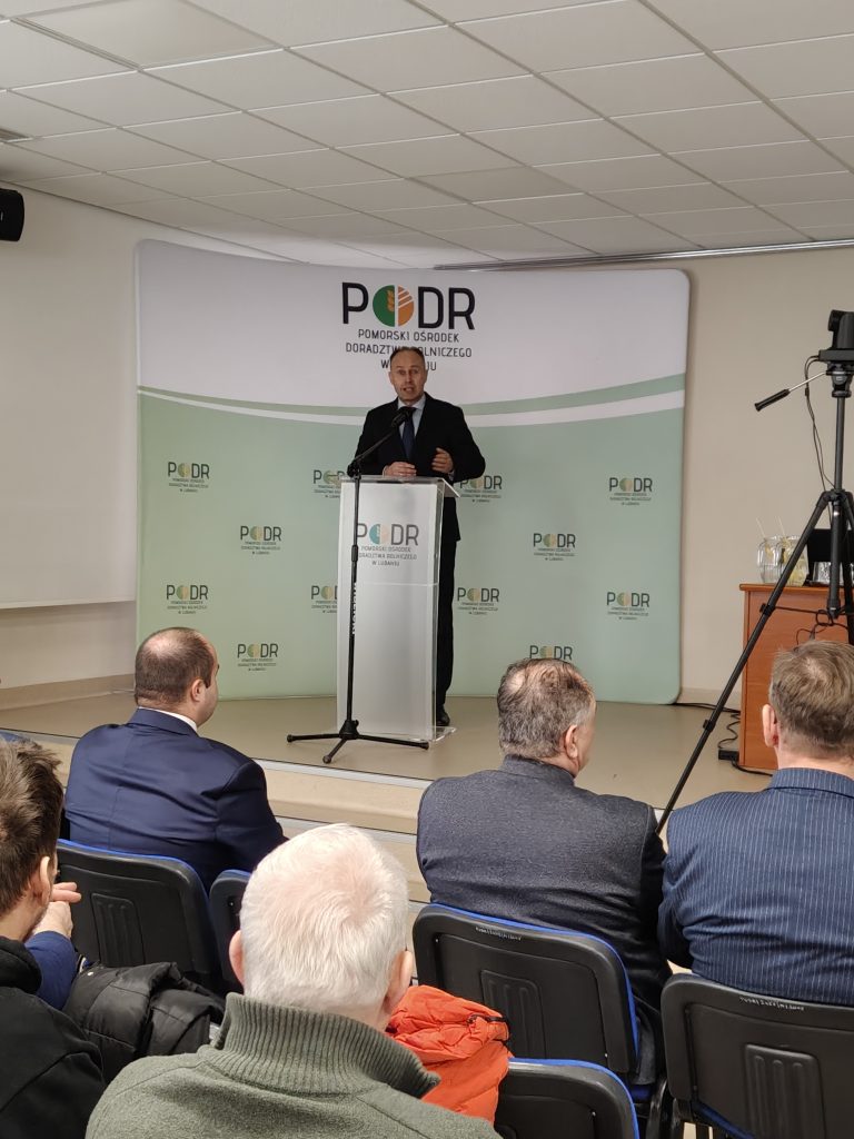 Dyrektor PODR w Lubaniu Aleksander Mach rozpoczyna konferencję