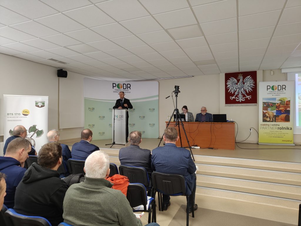 Dyrektor PODR w Lubaniu Aleksander Mach rozpoczyna konferencję