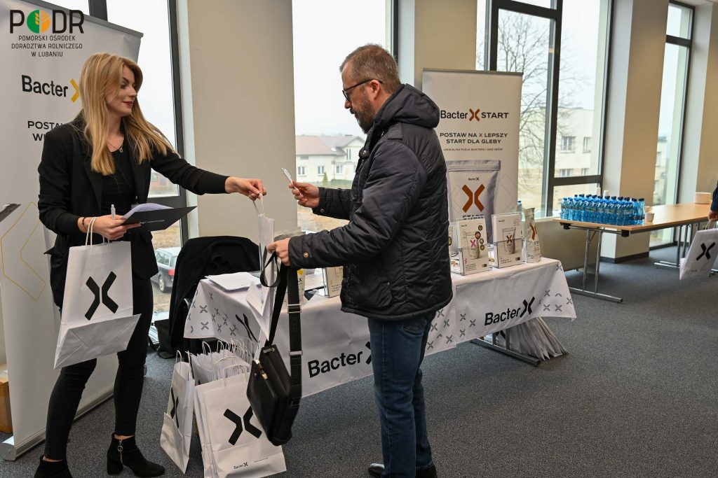 Dominika Rutkowska - przedstawicielka BacterX – mikrobiologicznego produktu nawozowego oraz uczestnik konferencji