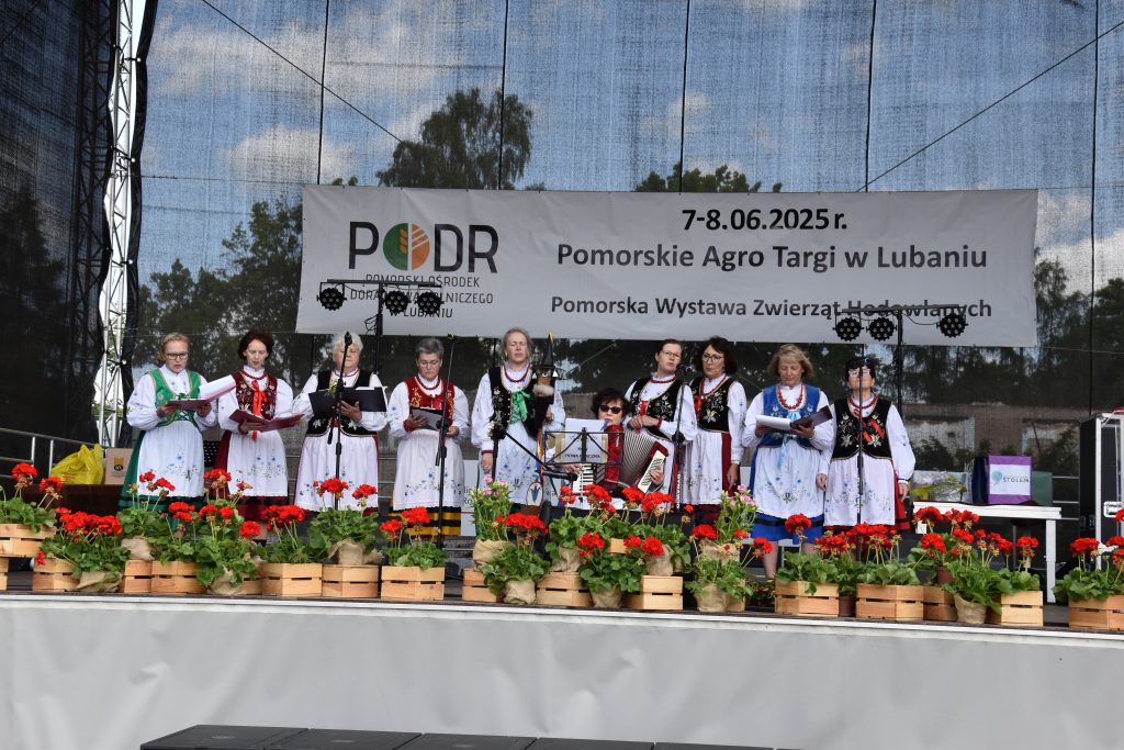 Występ zespołu KR-KGW z Nowej Karczmy