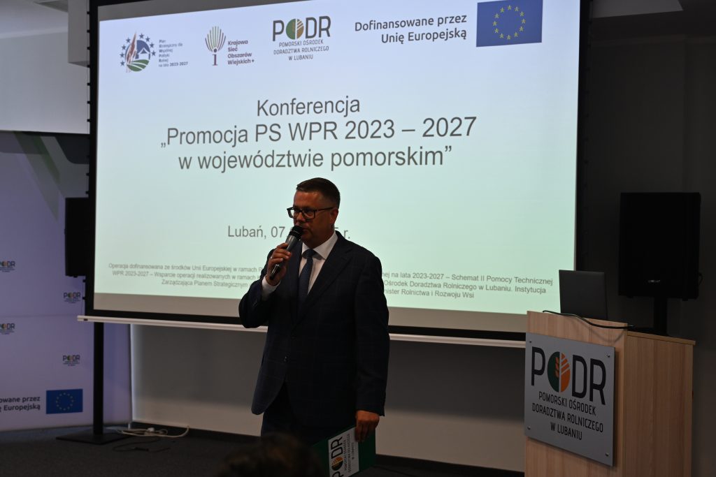 Zastępca dyrektora PODR w Lubaniu Adam Klimczak podczas otwarcia konferencji.