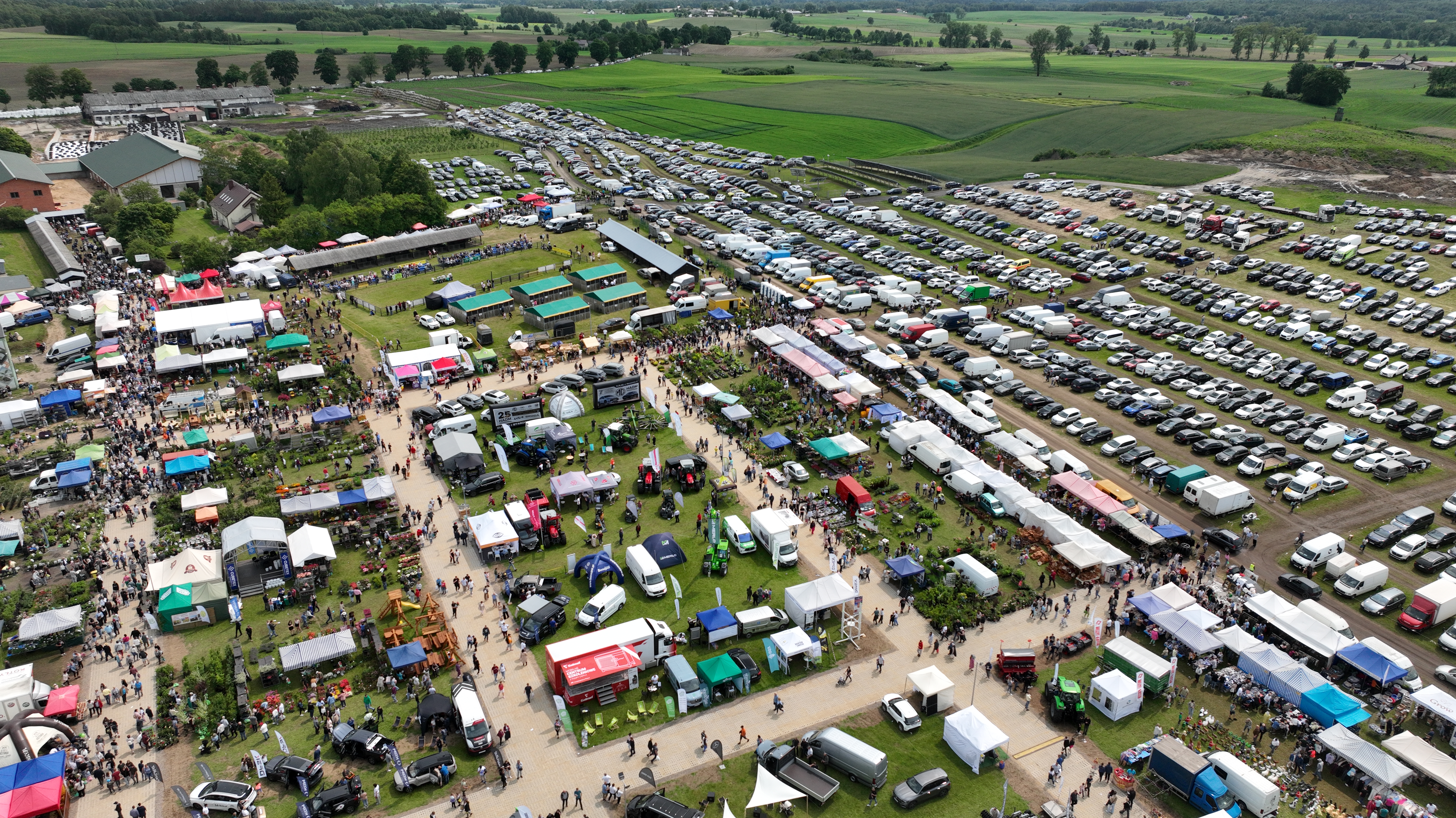 Zdjęcie przedstawiające widok z drona podczas 32 Pomorskich Agro Targów