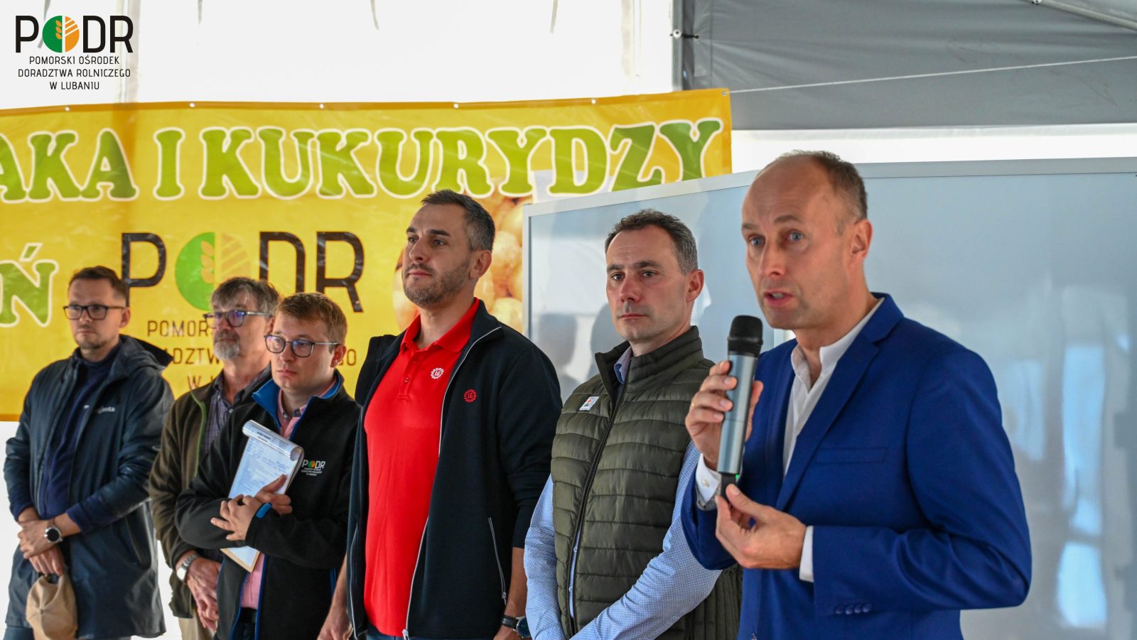 Dyrektor PODR w Lubaniu przedstawia uczestnikom reprezentantów firm