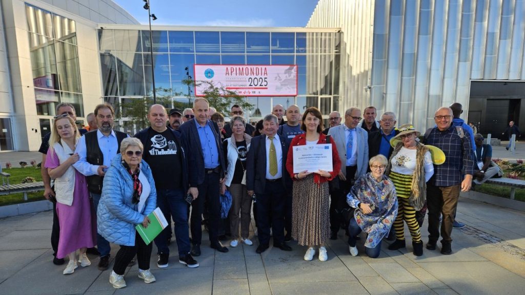Zdjęcie uczestników Kongresu Apimondia i wystawy APIEXPO z wyjazdu PODR