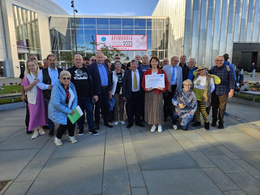 Uczestnicy wyjazdu przed Centrum Kongresowym