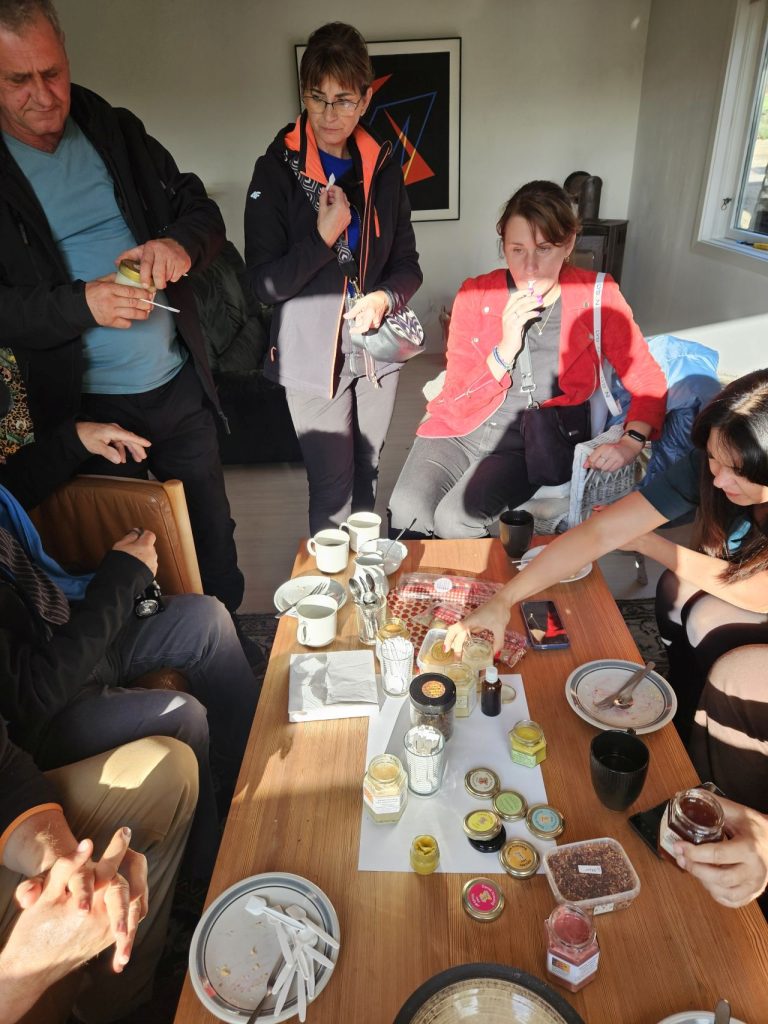 Degustacja produktów, wytwarzanych na bazie miodu z pasieki