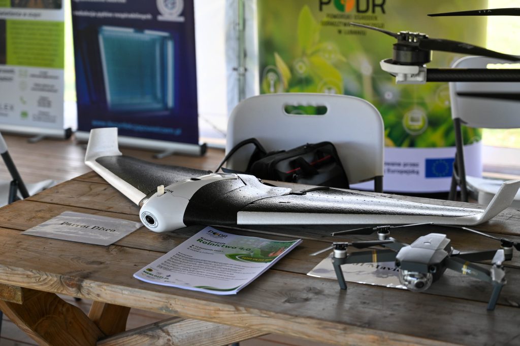 Stoisko PODR w Lubaniu z dronami