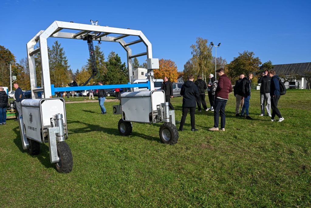 Prezentacja robota jezdnego do detekcji i usuwania kwiatostanów męskich w uprawach konopi, firmy INWEBIT